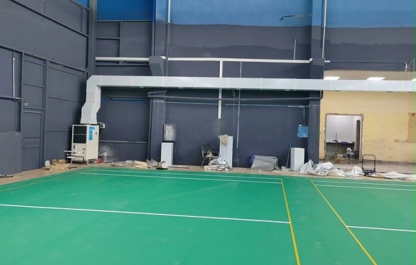 大型室内羽毛球馆区域降温，安装蒸发冷省电空调-立式管道机组